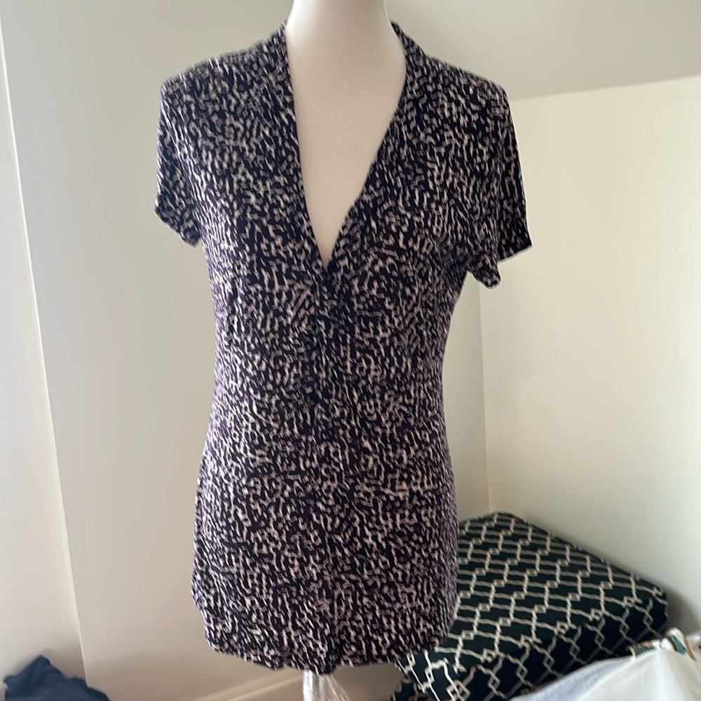 Banana Republic short sleeve blouse. Maroon and white. Medium